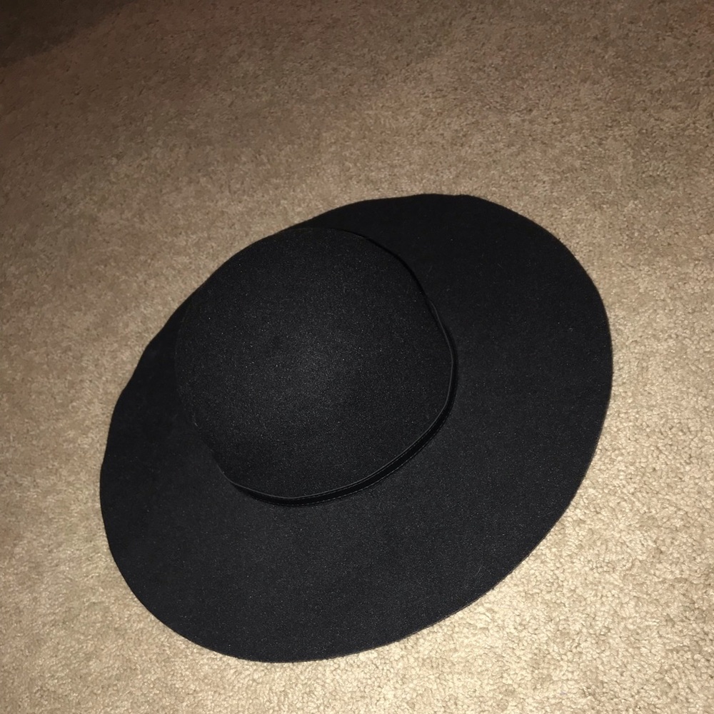 black flowy hat - Picture 3 of 6